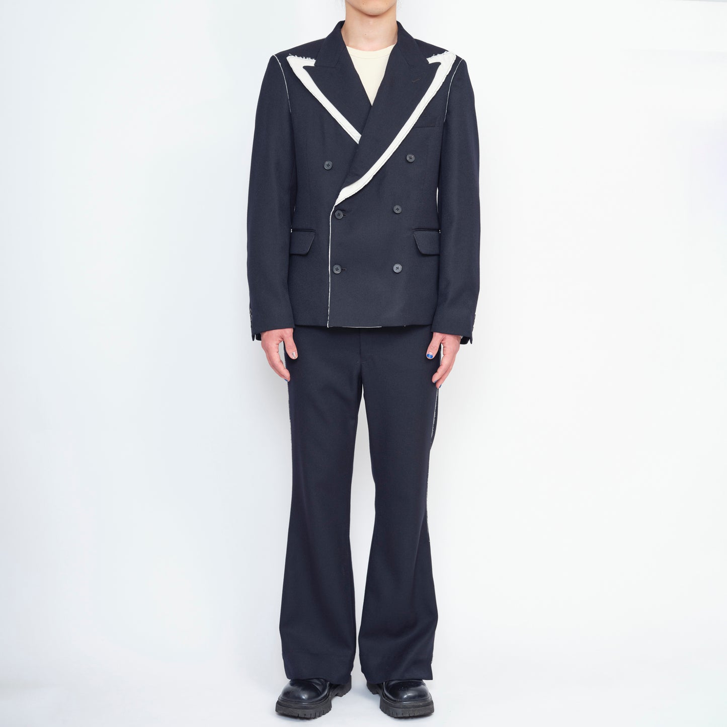 Model height 185 cm, wearing size L.