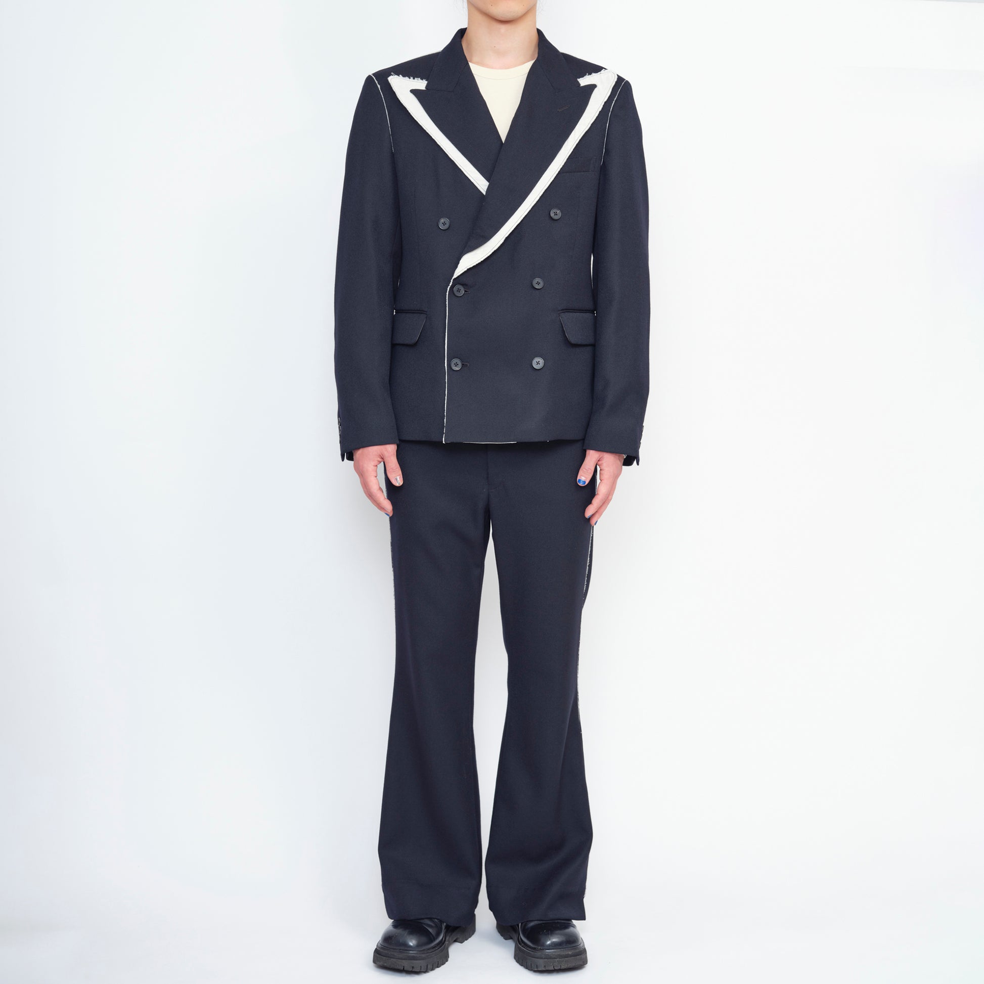 Model height 185 cm, wearing size L.